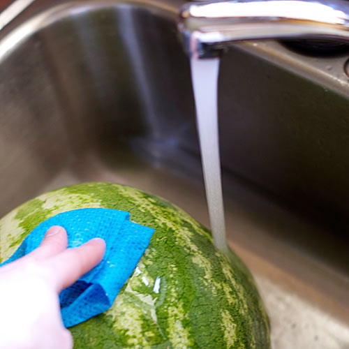 Упаковать дыню в подарок. Верхушка арбуза. Моют арбуз. Как почистить арбуз. Моют арбуз.